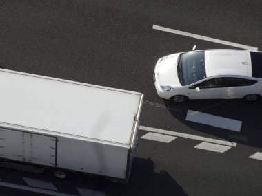 Kamyon ve araba şehir merkezinde bir otoyolda. 