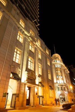 Geceleri kentsel ortamlarda modern binaların dış yüzeyi 