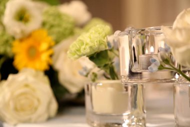 Düğün buketi ve restoranda mumlar.