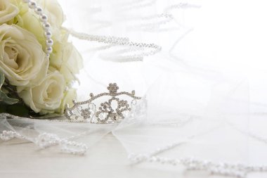 gelin buketi beyaz güllerden yapılmış 