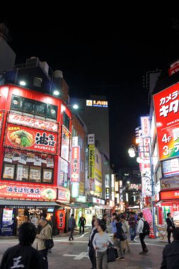 Tokyo, Japonya 'da binaları ve insanları olan modern şehir manzarası. 