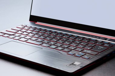 Siyah arkaplanı olan modern dizüstü bilgisayar, görünüm.