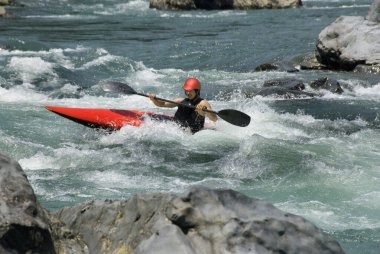 Nehirde kayak yapan bir adam