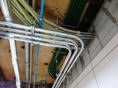 Bir binanın tavanında metal borular ve borular.