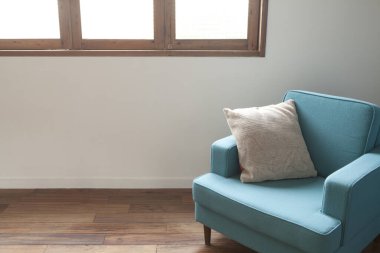 Rahat koltuğu olan modern bir oda.