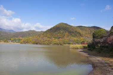 Dağlardaki gölün manzarası.