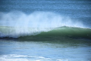 Dalgalar sahile çarpıyor.