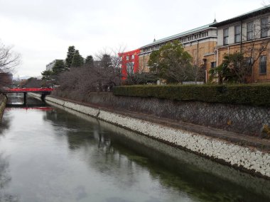 Şehrin eski bir kısmındaki köprü manzarası