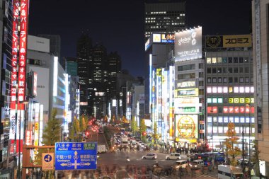Tokyo, Japonya 'da binaları ve insanları olan modern şehir manzarası. 