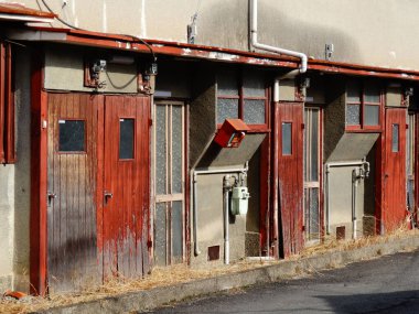 Eski binanın yıpranmış kırmızı kapıları.