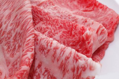 Arka planda çiğ Japon eti (Sendai bifteği)