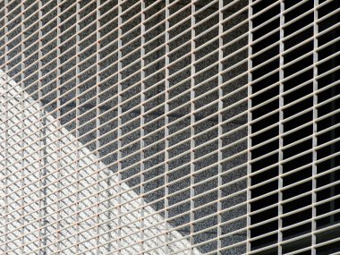 Gri duvarın üzerindeki çelik ağ, kentsel arkaplan