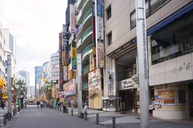 İnsanlar Japonya 'da şehir caddesinde yürüyor..