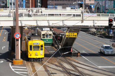 Şehirdeki toplu taşıma görüntüsü, şehir arkaplanı 