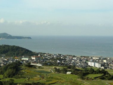 Yeşil dağlarda deniz kıyısının güzel manzarası 