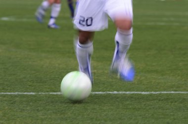 Yeşil çimlerde futbol topu.