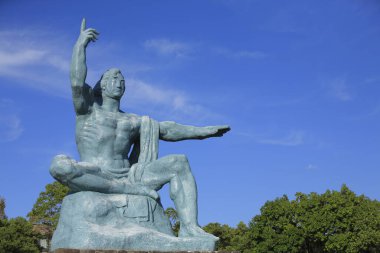 Nagasaki Barış Parkı 'ndaki Barış Heykeli 2. Dünya Savaşı sırasında 9 Ağustos 1945' te şehrin bombalanması anısına dikildi.