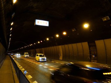 Bulanık hareketli yeraltı tünelinde trafik    