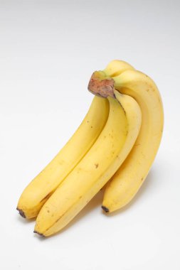 Beyaz arka planda bir demet taze muz