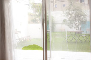 beyaz perdeli pencere