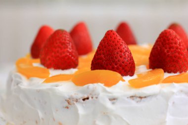 Kremalı ve çilekli taze ve lezzetli bir pasta.