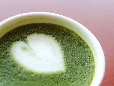 Bir fincan latte yeşil çay.