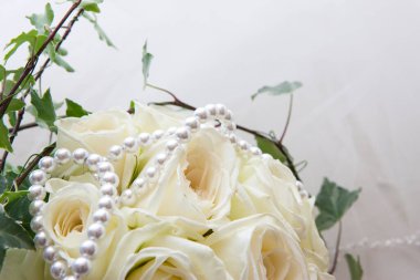 beyaz ve gümüş düğün buketi