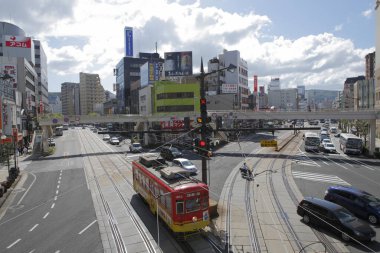 Şehirdeki toplu taşıma görüntüsü, şehir arkaplanı 