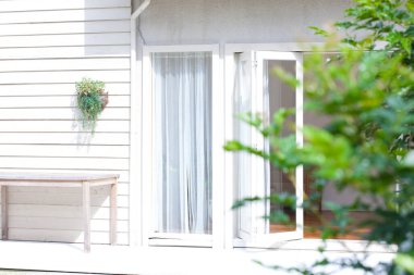 Bahçedeki pencere. Ev..