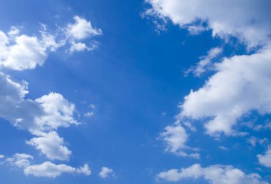 Mavi gökyüzünde güzel bulutlar