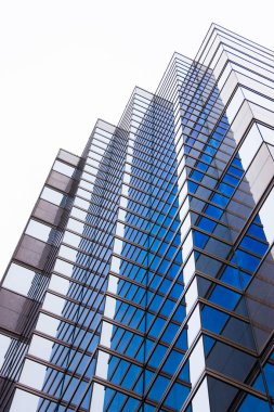 Şehirdeki modern mimarinin düşük açılı görüntüsü 