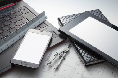 Ofiste bilgisayar, tablet ve akıllı telefon var.