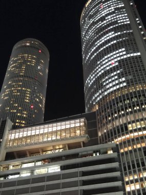 Geceleri modern şehir binaları 