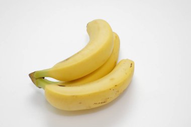 Beyaz arka plan üzerinde taze olgun muz    