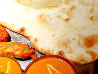 Hint yemeği, baharatlı körili tavuk ve büyük ekmek.