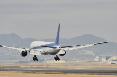 Modern uçak havaalanında kalkıyor.      