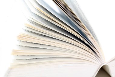 Beyaz arkaplan üzerine açık kitabın kapatılması