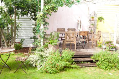 Modern Japon evinin güzel bahçesinin manzarası.