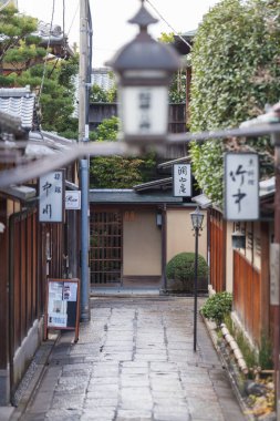 Geleneksel ahşap Japon binaları arasında dar bir ara sokak.