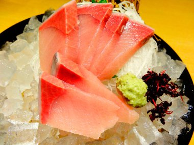 Buzlu taze sashimi dilimleri