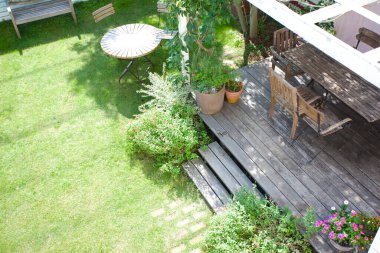 Modern Japon evinin güzel bahçesinin manzarası.