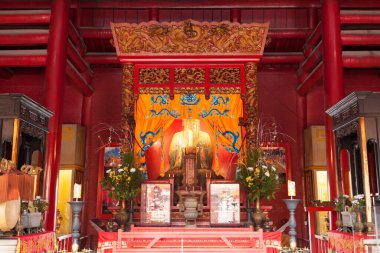 Eski bir Japon tapınağında sakin bir manzara.