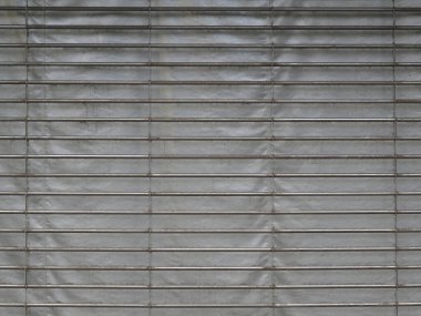 Kapalı metalik pencereler yumuşak güneş ışığını yansıtan perdeler