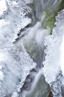 Kış mevsiminde güzel donmuş şelale manzarası                 