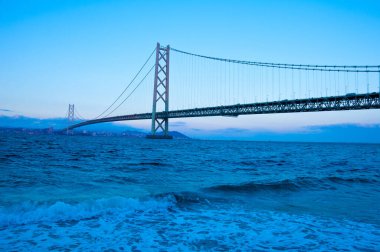 Akashi-Kaikyo Köprüsü dünyanın en uzun asma köprüsü. Japon anakarası Honshu 'daki Kobe şehrini Awaji Adası' ndaki Iwaya 'ya bağlar. - Kobe, Japonya