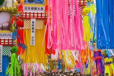 İnsanlar ve dekorasyonlar Tanabata Festivali 'nde, Japon yaz festivali olarak da bilinir..                     