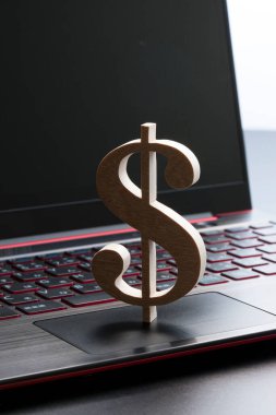 Arka planda dolar işareti ve dizüstü bilgisayar, kapat