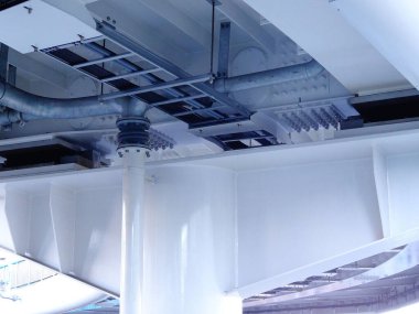 Borular ve makineler beyaz yapının altında suyla