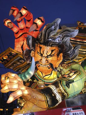 Asya festivali dev heykeller sergisi. Aydınlatma ile Japon karakter ,