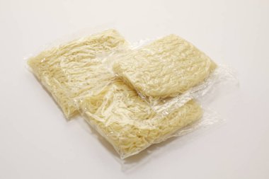 Kuru erişte paketleri beyaz arkaplanda izole edildi.